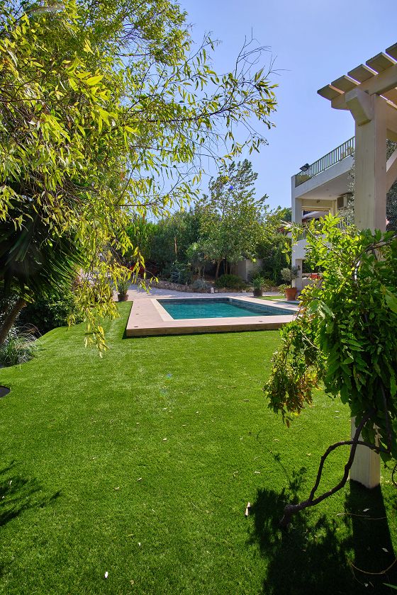 Διακόσμηση κήπου με πισίνα με συνθετικό γκαζόν – Διαμόρφωση εξωτερικών χώρων από τους ειδικούς της HomeGrass